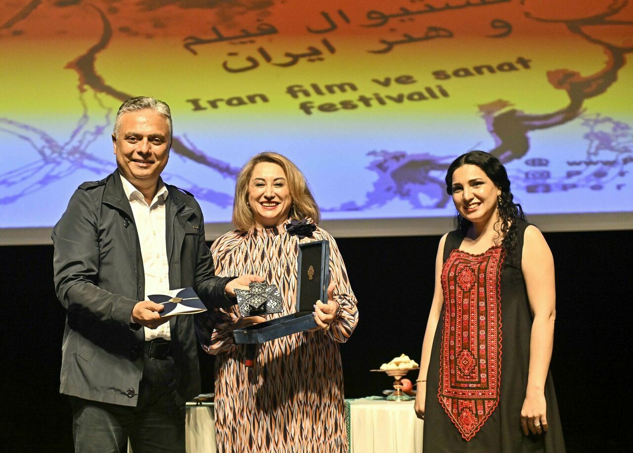 Dünyanın farklı coğrafyalarında savaş var ama Muratpaşa’mızda mutlak ve tartışmasız barış var. Buna katkı koyduğunuz için, varlığınız için teşekkür ediyorum” şeklinde konuştu. Uysal, İran sinemasını uzun yıllardır büyük ilgiyle takip ettiğini de belirterek, “Çok şaşırtıcı ve başarılı bir sinema