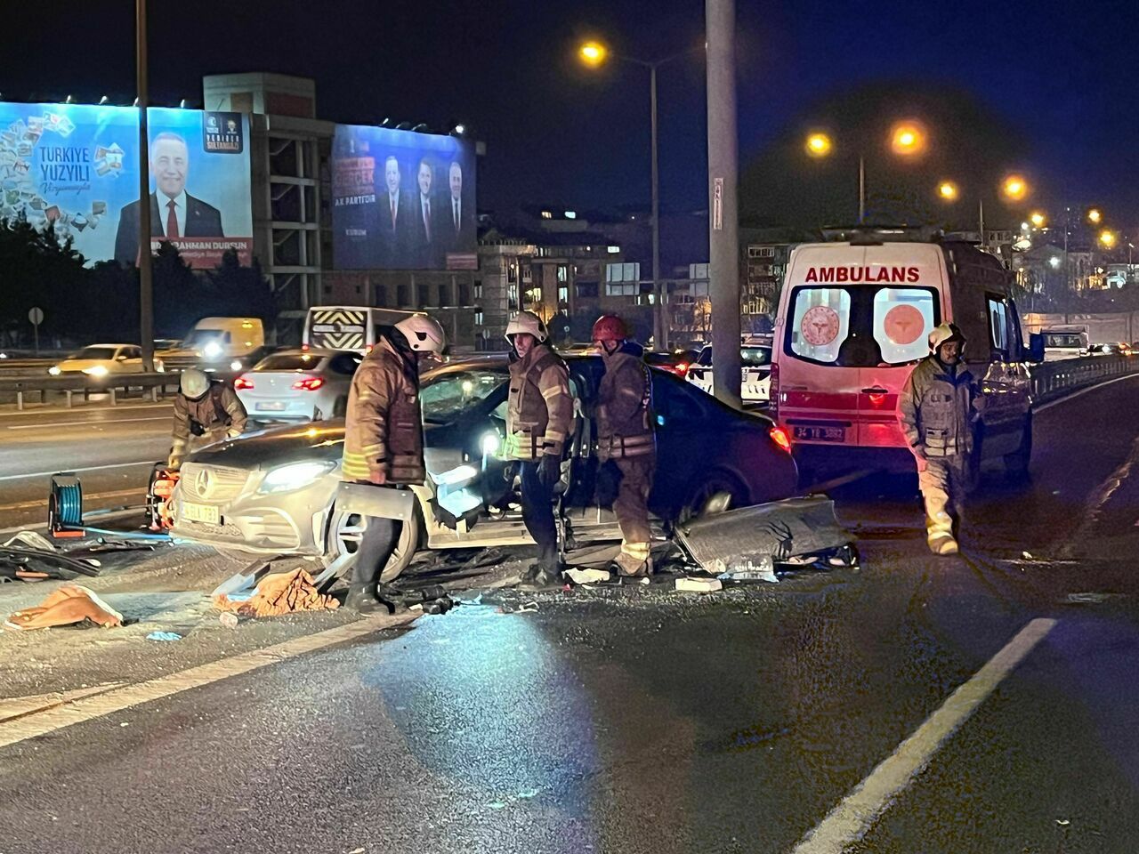 Ontrolden Çıkan Araç Bariyerlere Saplandı2