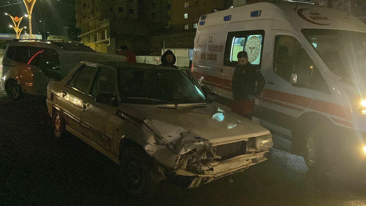 Pikap Ile Otomobil Çarpıştı3