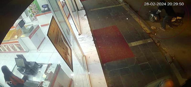 Pişkin Hırsız! Sahibi Markete Girince Elektrikli Bisikleti Çaldı (3) Result