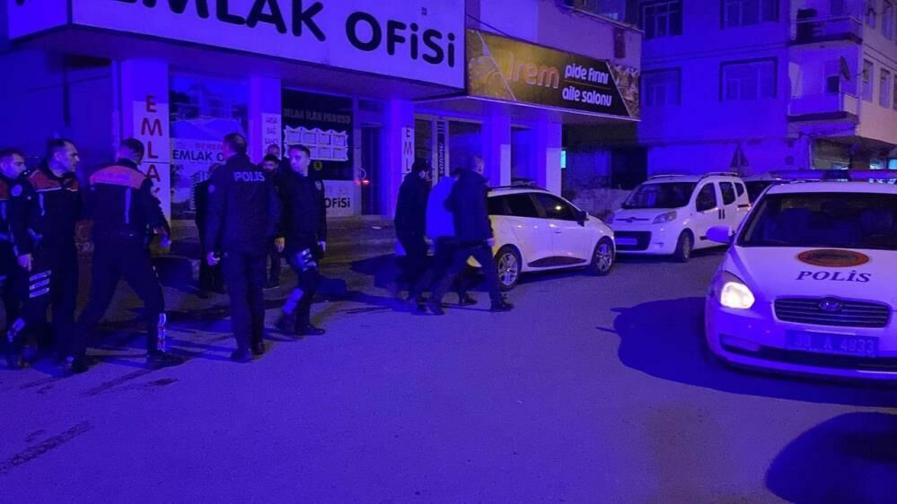 Polise Bıçak Çekti