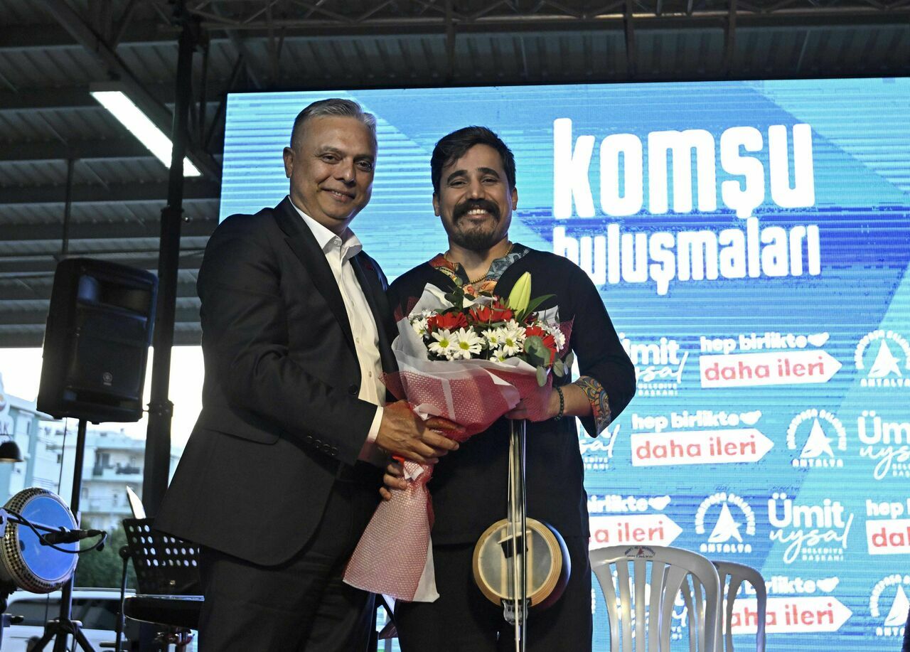 Ümit Uysal, konuşmasına Türk halk müziği sanatçısı Uğur Önür'e atıfla başladı. Başkan Uysal, Uğur Önür'e baktığında bir kent tarihi ve antropolojisi gördüğünü belirterek, 