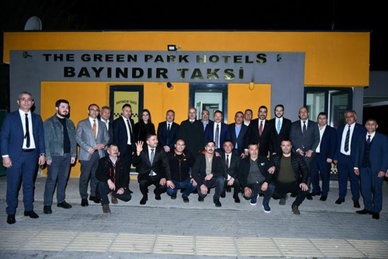 Taksi Durağına Giden Ulaştırma Bakanı Müşteri Telefonlarını Yanıtladı (2) Result