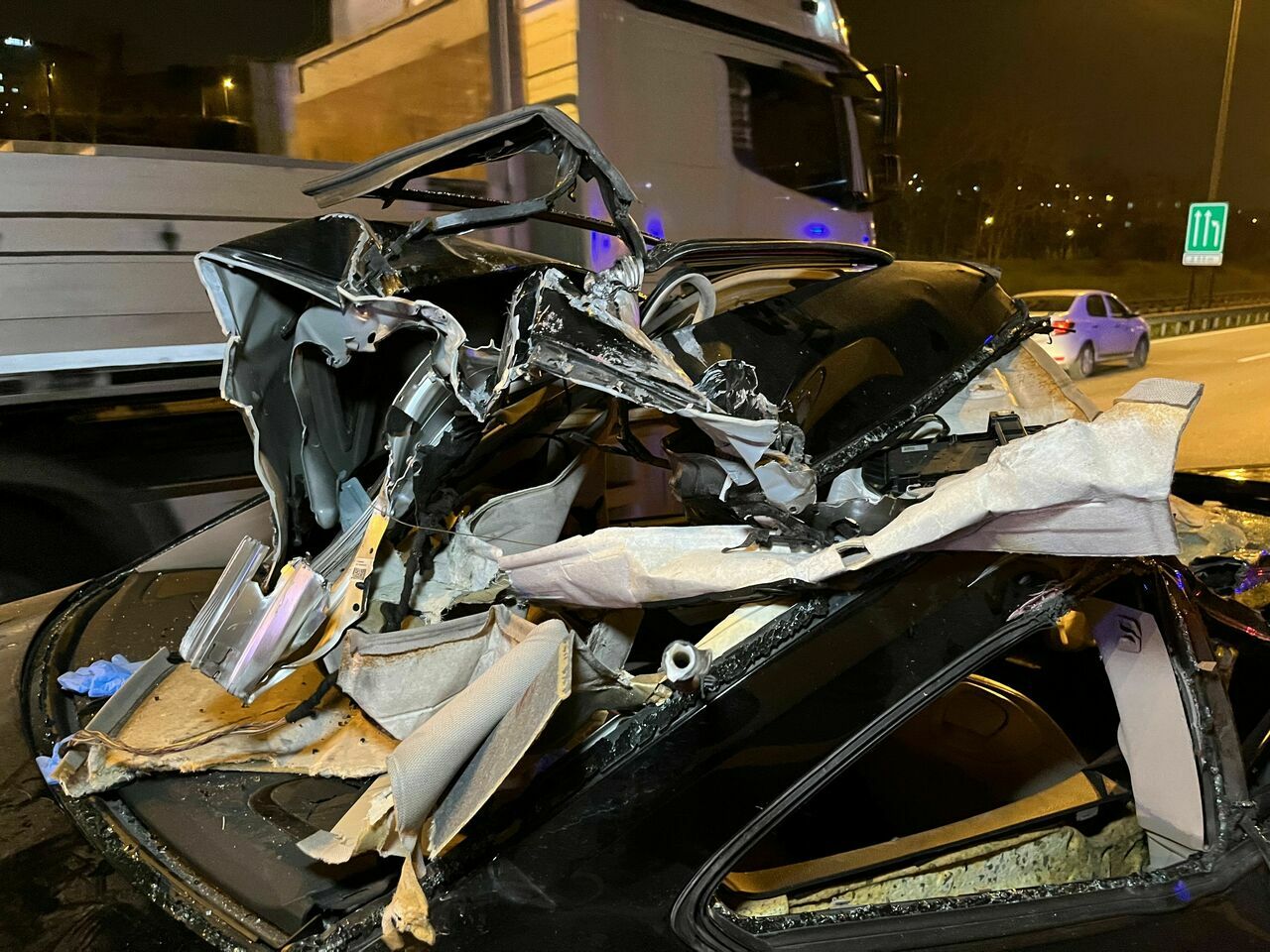 Tem’de Tıra Çarpan Otomobil3