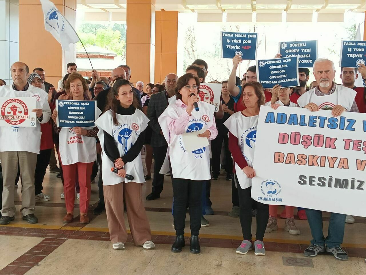 Sağlık emekçileri vergide adalet eylemi sürüyor