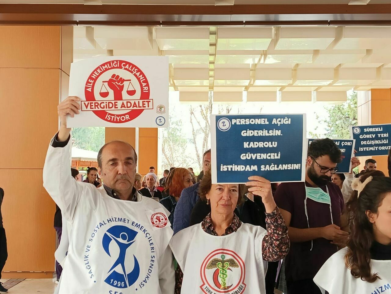 Sağlık emekçileri vergide adalet eylemi sürüyor