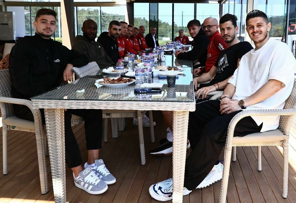 Samet Aybaba Beşiktaşlı futbolcularla yemekte buluştu
