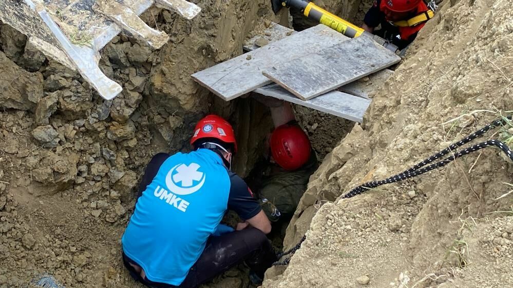 Çanakkale'nin Lapseki ilçesinde toprak kayması: Kurtarma çalışmaları sürüyor