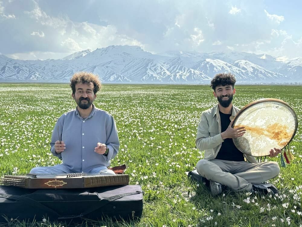 Ümit Bartın Yüksekova'da santur çalarak doğaya dikkat çekiyor