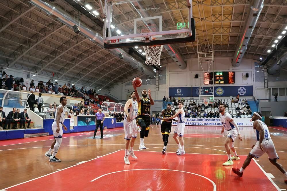 Kocaeli Büyükşehir Belediye Kağıtspor Balıkesir Büyükşehir Belediyespor'a mağlup oldu