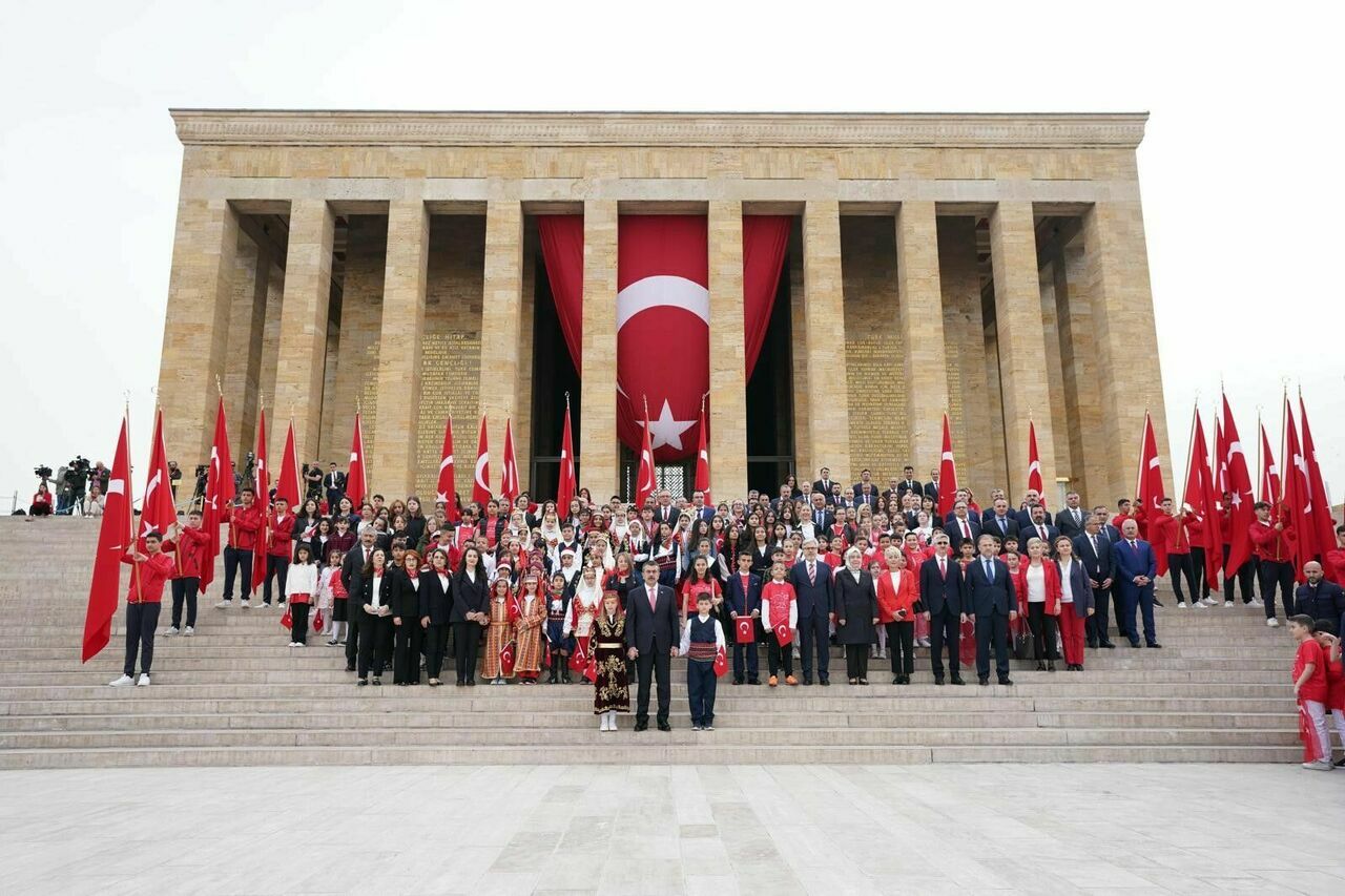 Milli Eğitim Bakanı Tekin çocuklarla Anıtkabir'de