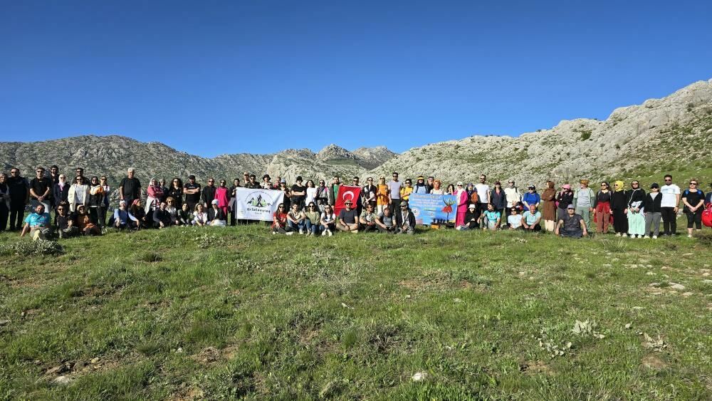 Adıyaman’ın Gerger ilçesi ters lalelerin büyüsü doğaseverleri çekiyor