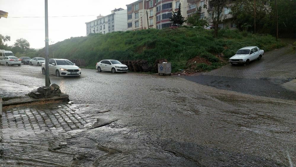 Tekirdağ'da aniden bastıran sağanak yağış sokakları dereye çevirdi