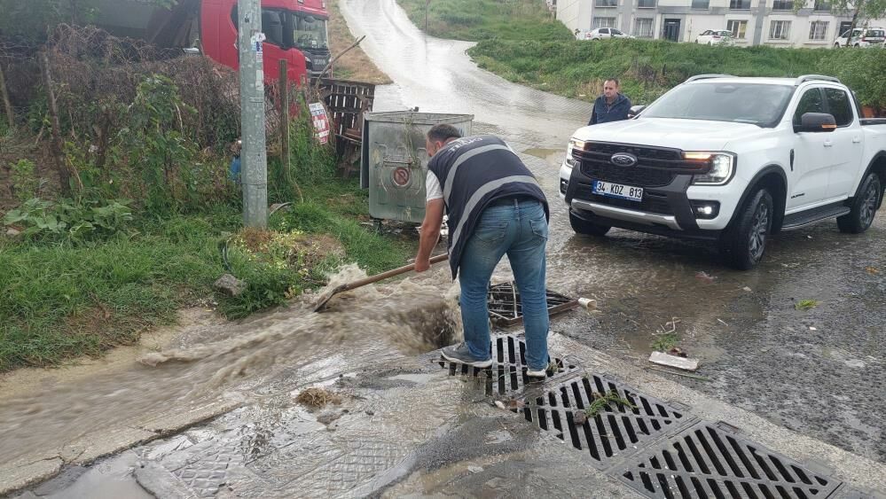 Tekirdağ'da aniden bastıran sağanak yağış sokakları dereye çevirdi