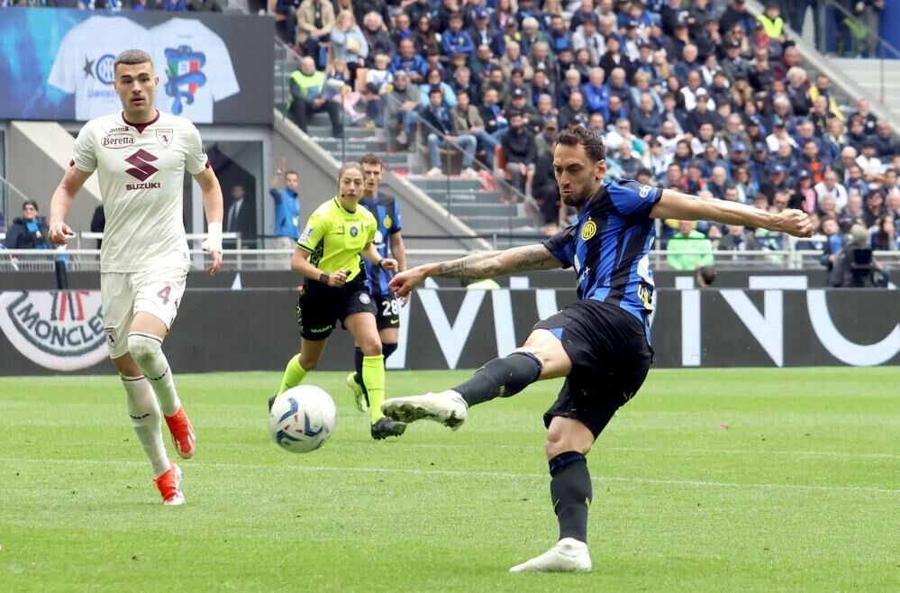 Inter Hakan Çalhanoğlu'nun golleriyle Torino'yu mağlup etti