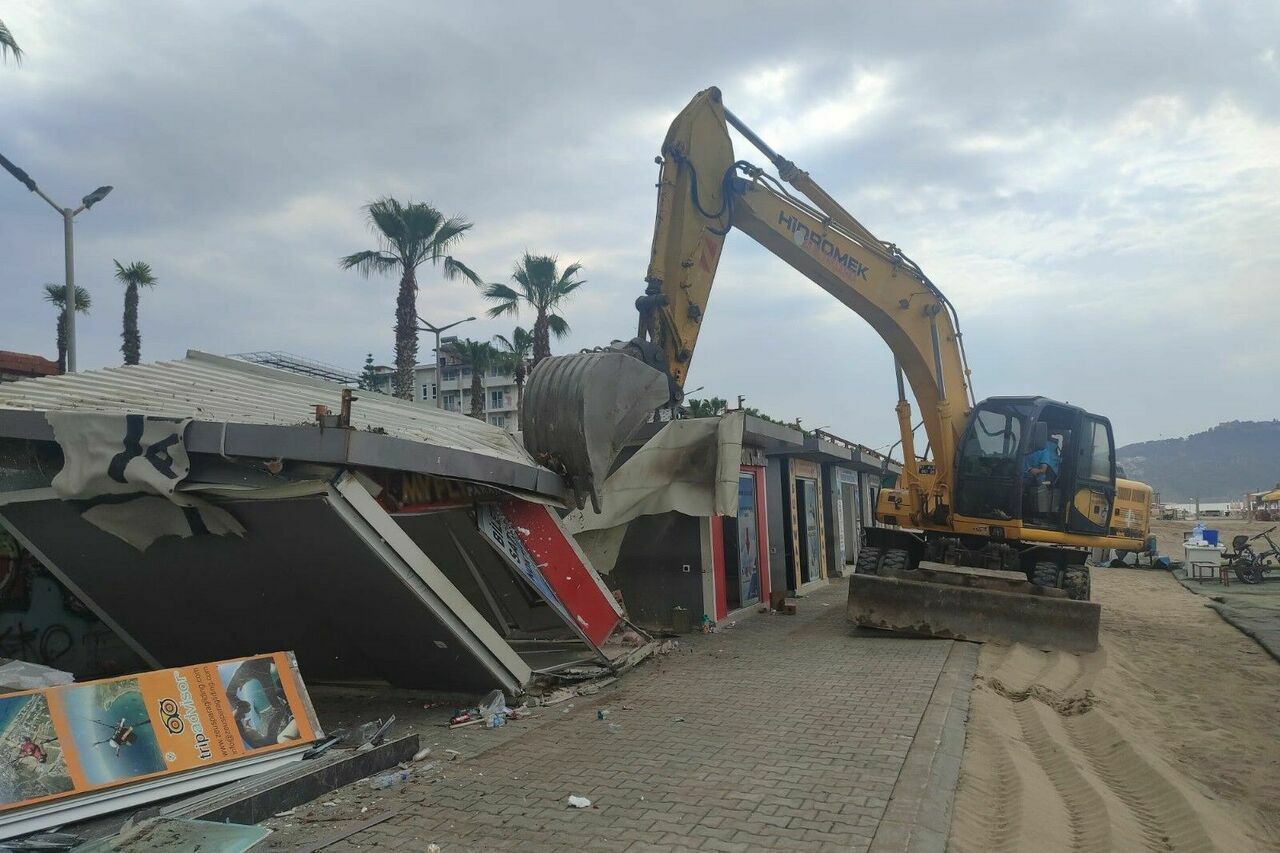 Alanya sahilindeki kaçak barakalar yıkıldı