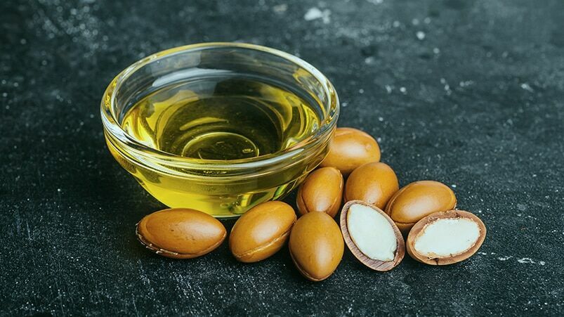 Parlayan saçlar için doğal bakım yağları: Hangi yağlar işe yarıyor?