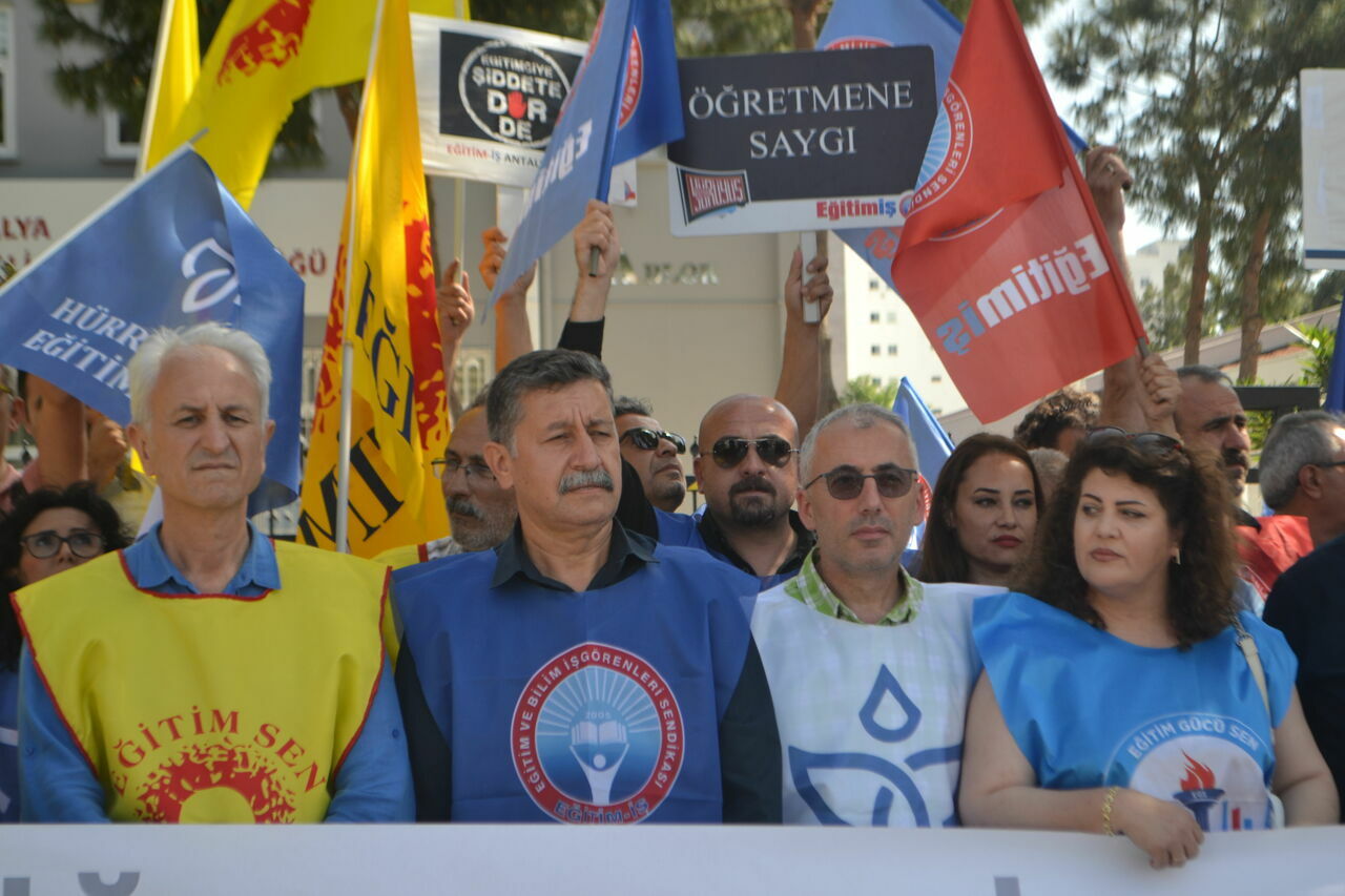 Antalya'da eğitim sendikaları öğretmene şiddete tepki gösterdi: 'Hükümet memuru değil öğretmeniz'