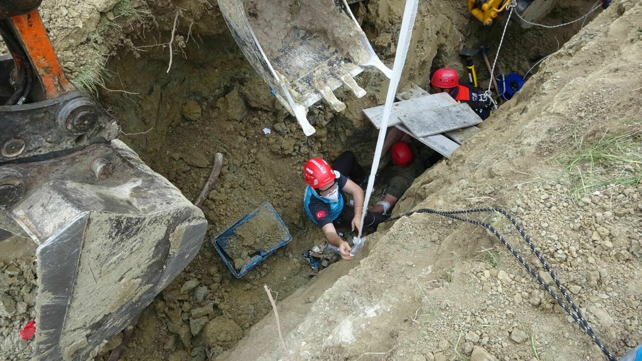 Çanakkale'de toprak kayması: 3 kişiden 2'si kurtarıldı