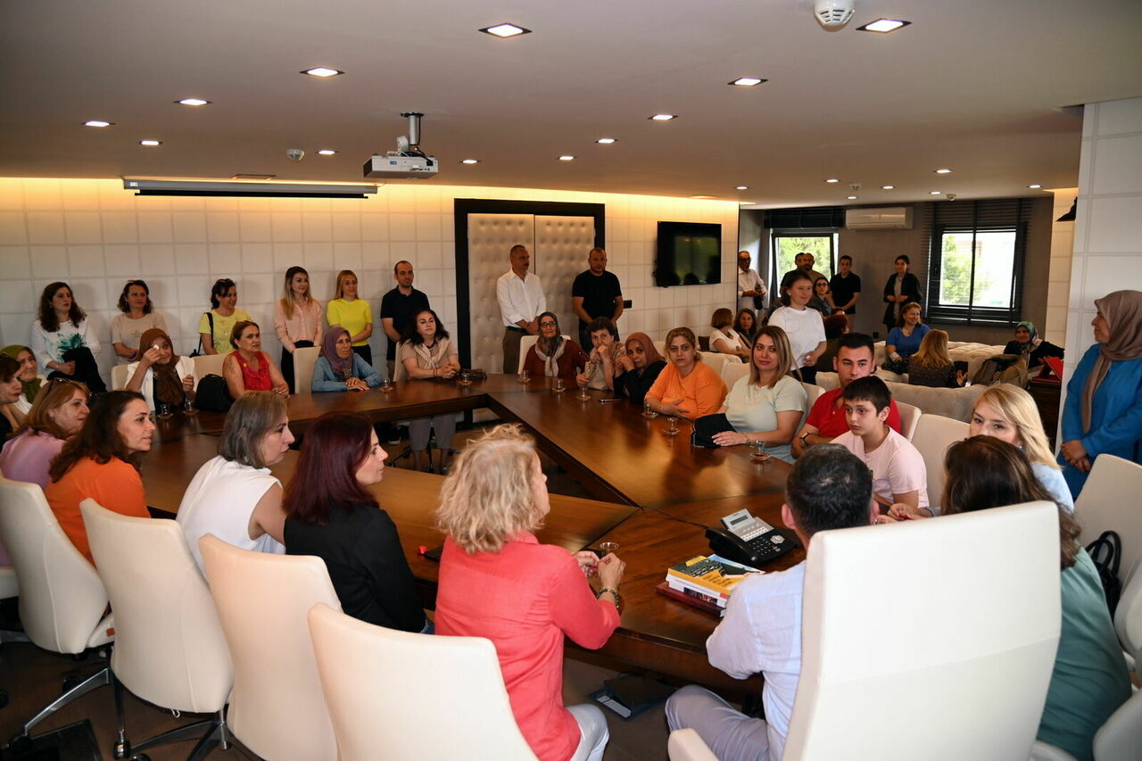 CHP Manavgat Kadın Kolları Belediye Başkanı Niyazi Nefi Kara’yı ziyaret etti