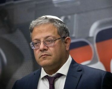 Kırmızı ışıkta geçmişti: İsrailli bakanın kaburgaları kırıldı