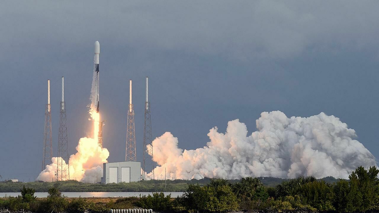 SpaceX Falcon 9 roketi ile Starlink uydularını alçak yörüngeye ulaştırdı