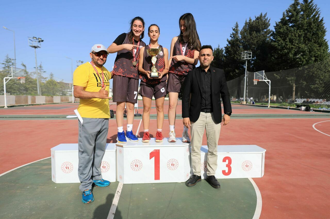 Antalya'da 3v3 Basketbol Turnuvası ödülleri verildi
