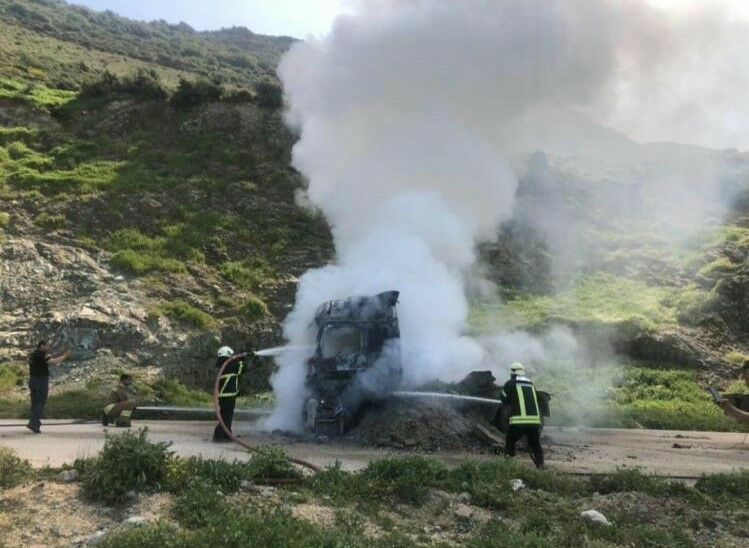 Hatay'da Iş Makinesi Taşıyan Tır Alev Aldı (2)