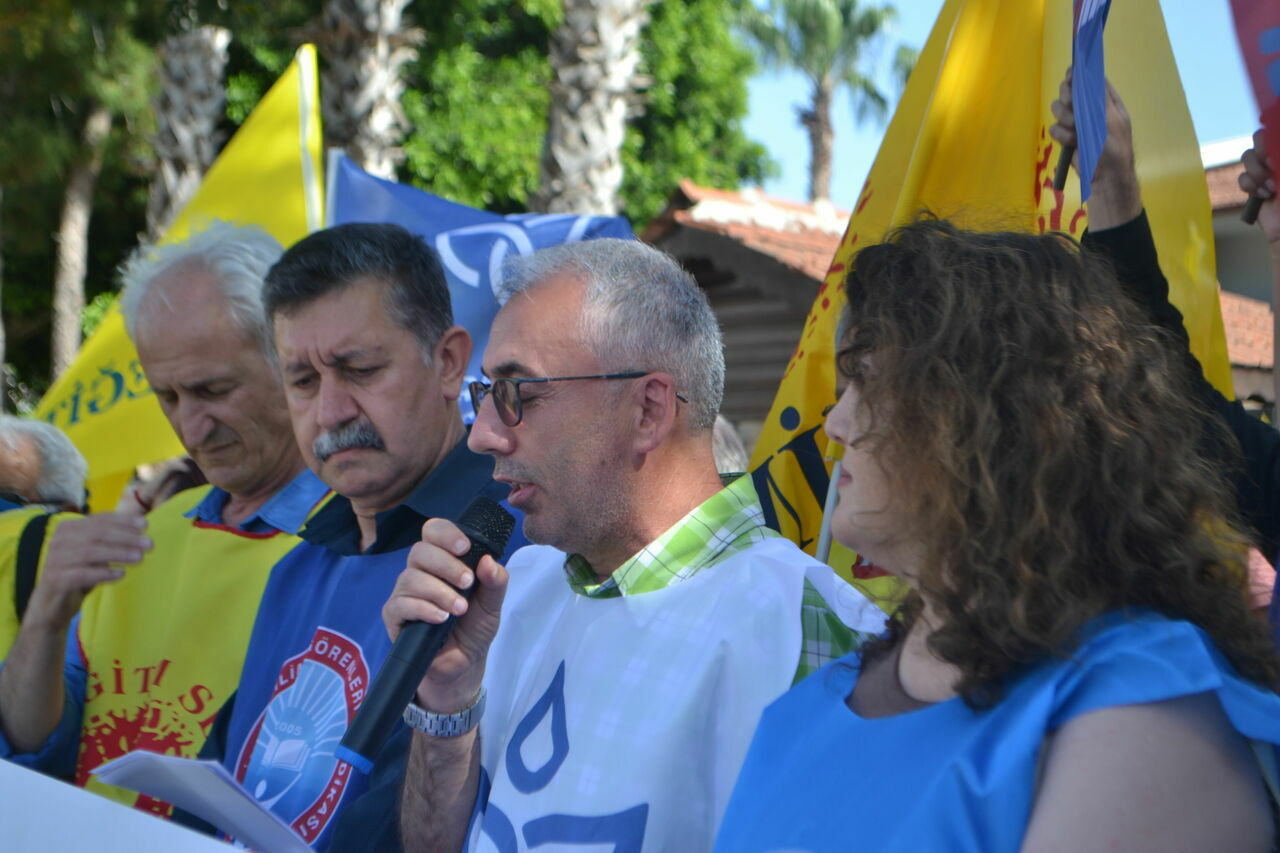 Antalya'da eğitim sendikaları öğretmene şiddete tepki gösterdi: 'Hükümet memuru değil öğretmeniz'