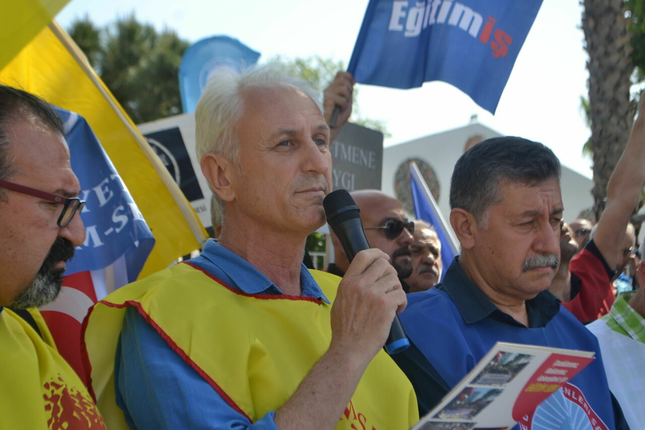 Antalya'da eğitim sendikaları öğretmene şiddete tepki gösterdi: 'Hükümet memuru değil öğretmeniz'