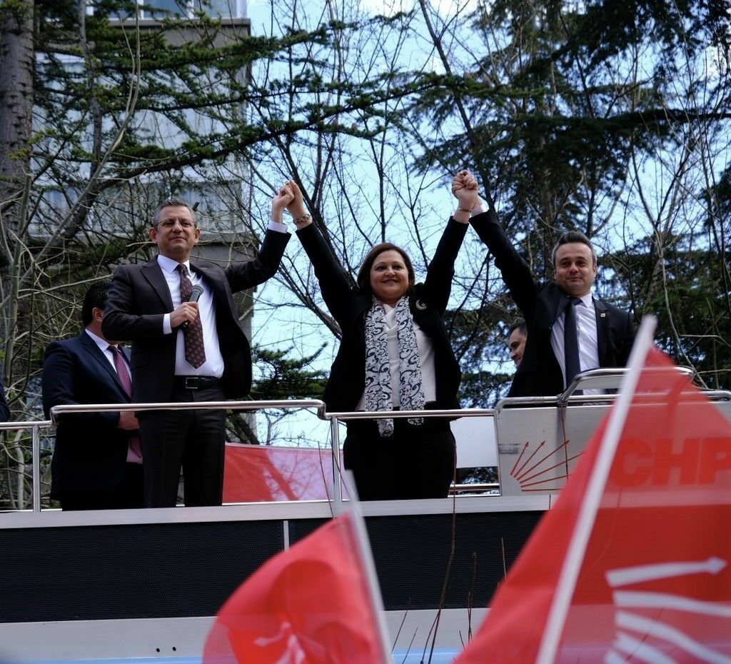 Chp'den Burcu Köksal İlk Kadın Belediye Başkanı Seçildi