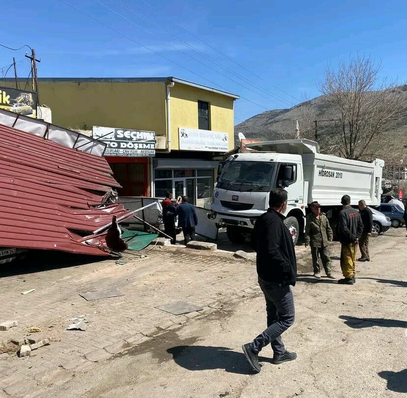 Kayseri Yahyalı'da Freni Boşalan Kamyon 10 Araça Ve 4 İş Yerine Zarar Verdi2