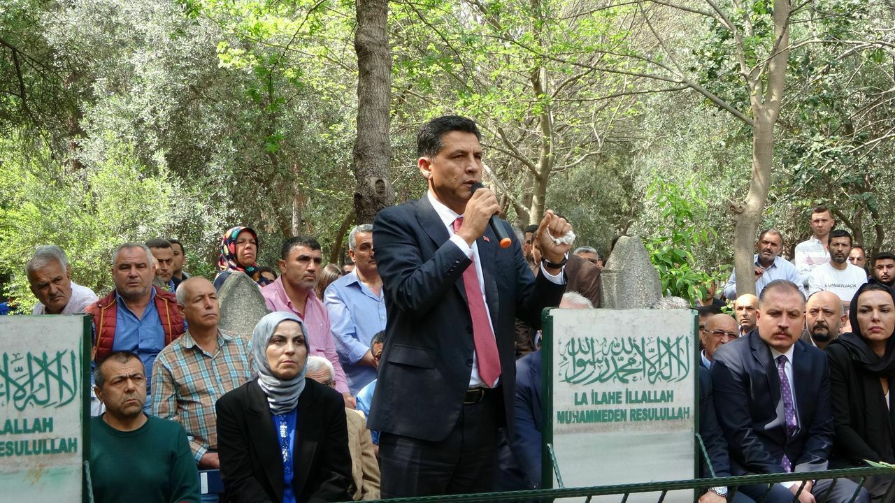 Kozan'da Başkan Mazbatasını Aldı Mezarlıkta Gözyaşı Döktü (4) Result