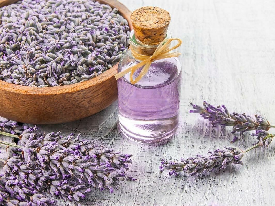 Parlayan saçlar için doğal bakım yağları: Hangi yağlar işe yarıyor?