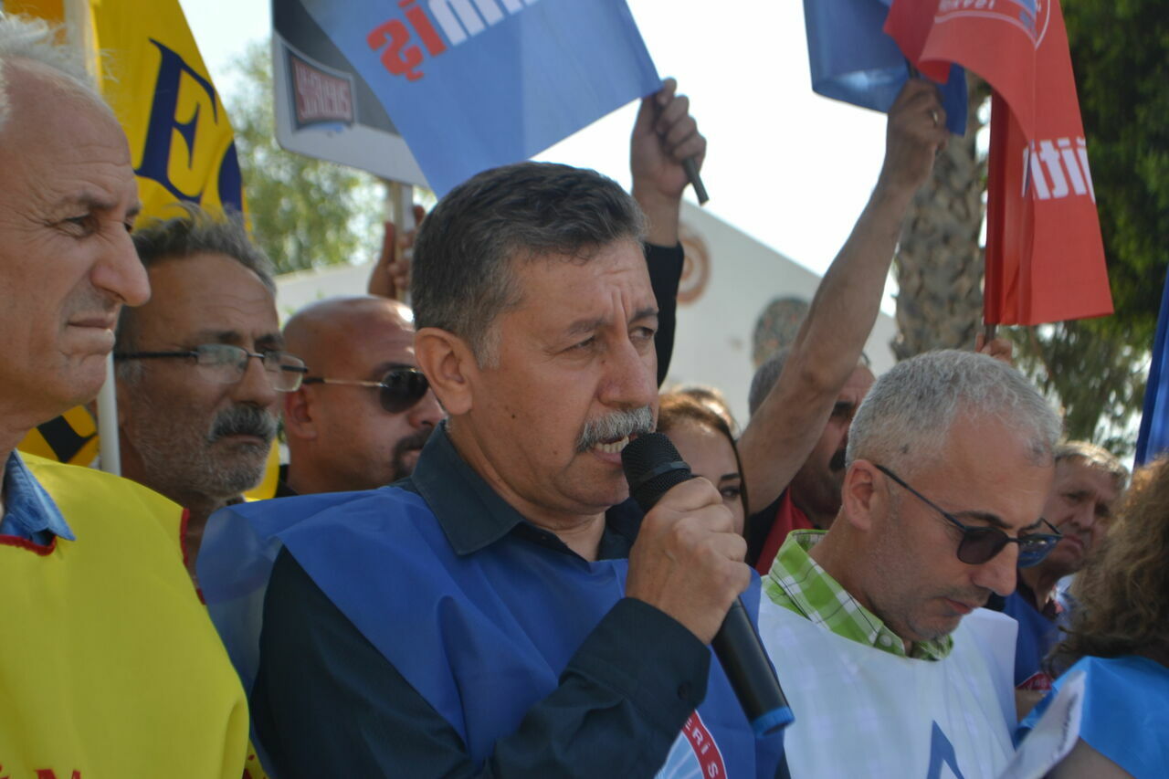 Antalya'da eğitim sendikaları öğretmene şiddete tepki gösterdi: 'Hükümet memuru değil öğretmeniz'