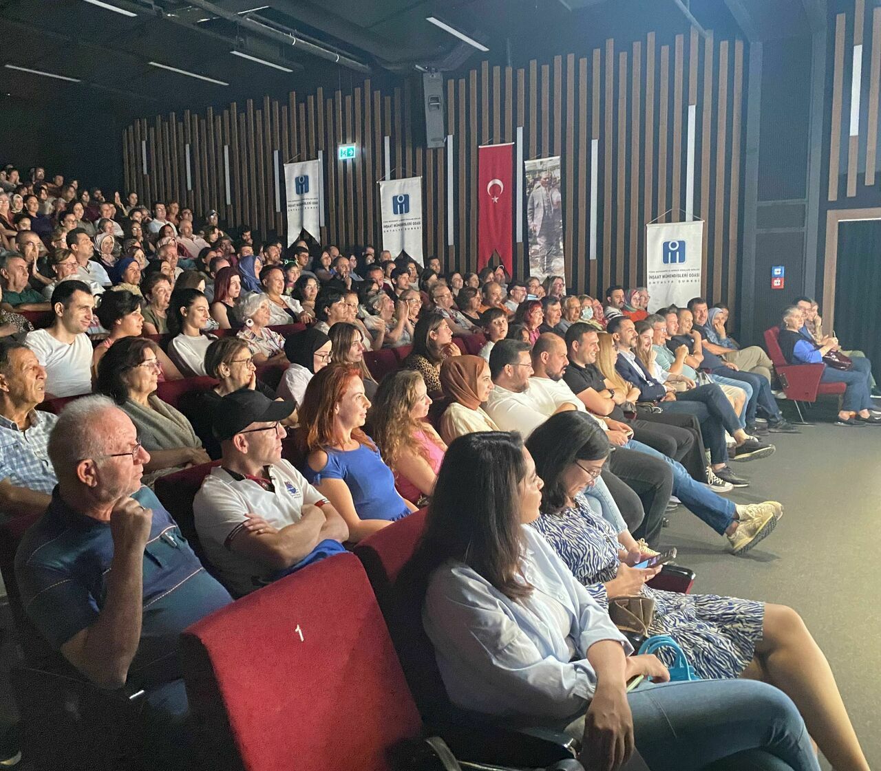 İMO Antalya Şubesi 'Tersine Dünya' tiyatro gösterisi ile kadına şiddete dikkat çekti