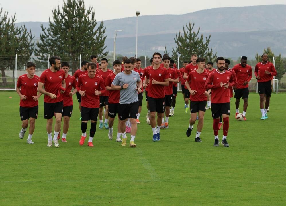 Sivasspor’da Rey Manaj sakatlığını atlattı ve antrenmanlara başladı