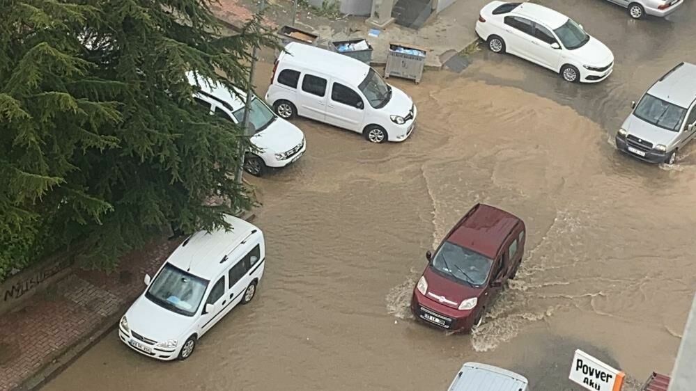 Elazığ'da aniden bastıran dolu ve sağanak yağış hayatı felç etti