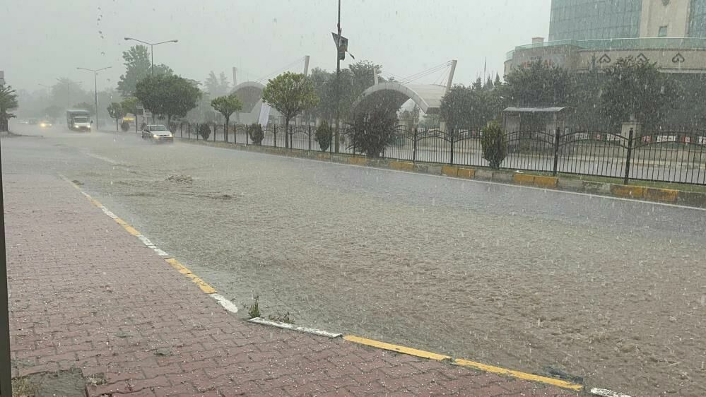 Elazığ'da aniden bastıran dolu ve sağanak yağış hayatı felç etti