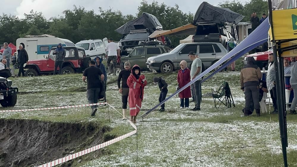 Düzce'de aniden bastıran dolu yağışı trafiği felç etti