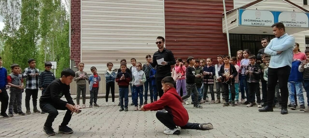 Köy çocukları kendi yaptıkları topaçlarla yarıştı