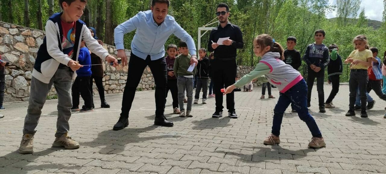 Köy çocukları kendi yaptıkları topaçlarla yarıştı