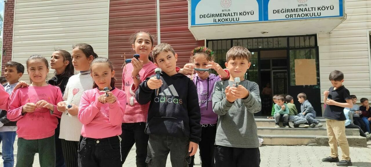 Köy çocukları kendi yaptıkları topaçlarla yarıştı