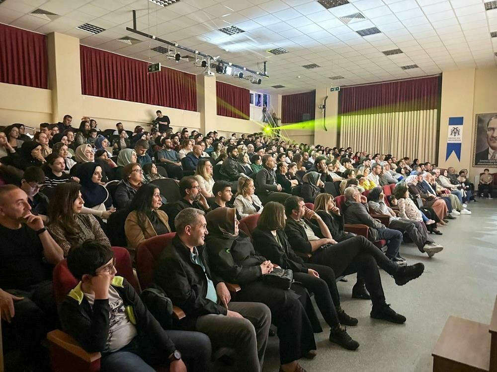 Erzincan'da tiyatro severler 'İhtiyar Kız' oyunuyla eğlendi