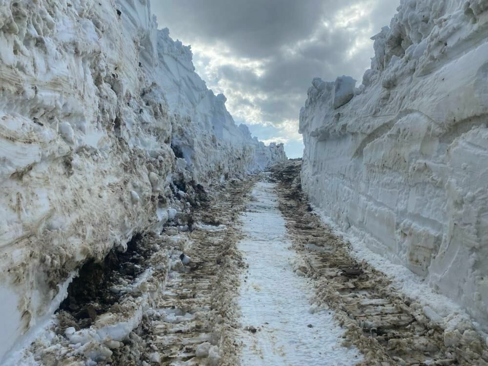 Hakkari'de kar tünelleriyle mücadele sürüyor