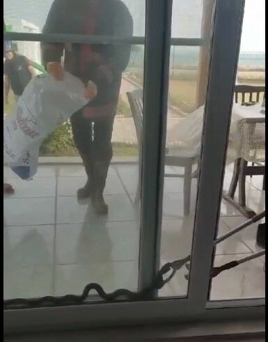 Mersin'de zemin katındaki eve giren yılan korku dolu anlar yaşattı