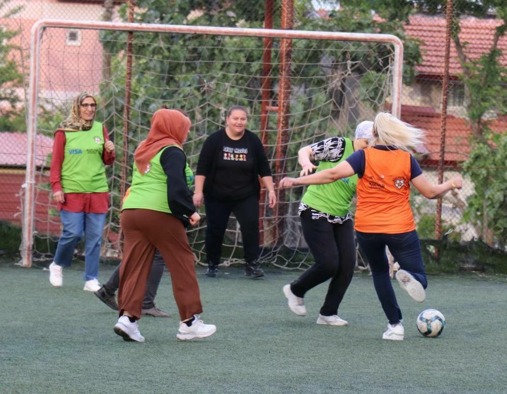 Denizli’de anneler sahada mücadele verirken kızları kenarda destekledi