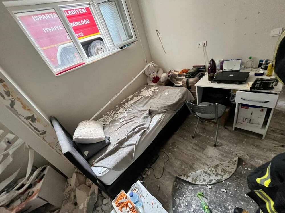 Isparta'da ev sahibi ışığı kapatmasıyla patlama meydana geldi