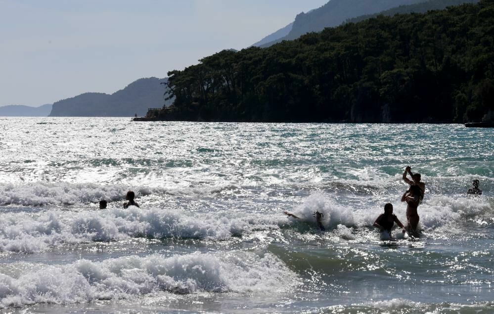 Muğla’da yaz sezonu açıldı: Vatandaşlar dalgalara rağmen denize girdi