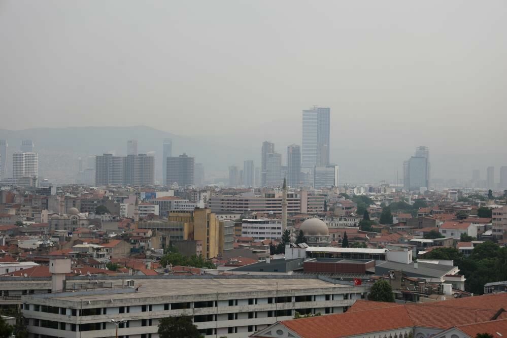 Afrika çöl tozu İzmir'i kapladı